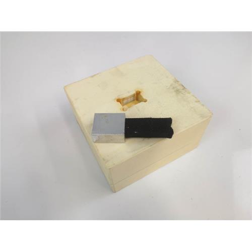 BLOCO 15X15X8 CM COM SUPORTE METALICO EM SEU TOPO