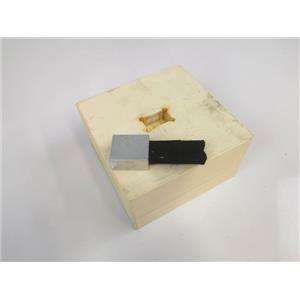 BLOCO 15X15X8 CM COM SUPORTE METALICO EM SEU TOPO